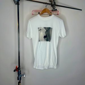 Number nine zoo kissing T-shirt size small